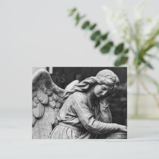Zwart-wit engelbeeld in een begraafplaats briefkaart (Staand voorkant)