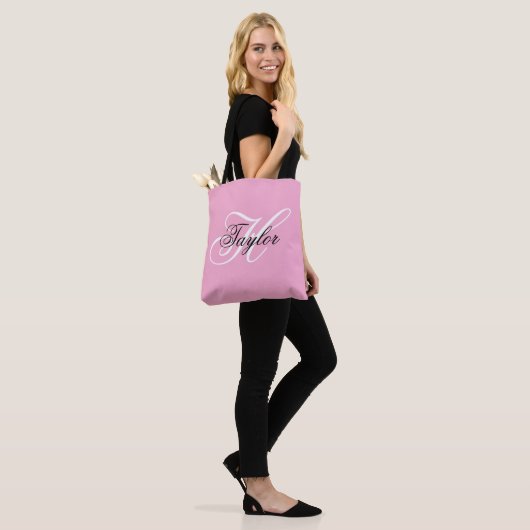 Zwart-wit Fancy Monogram Roze Draagtas (Op model)