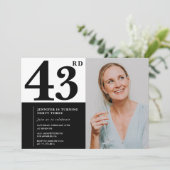 Zwart Wit Foto 43ste Verjaardag Uitnodigingen (Staand voorkant)