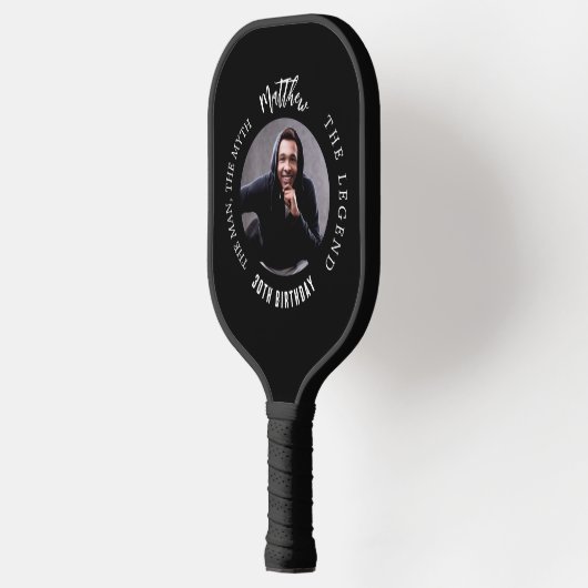 Zwart wit foto man myth legende pickleball paddle (Links)