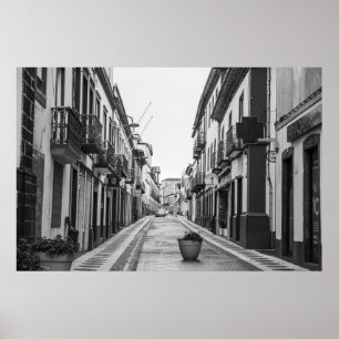 Zwart-wit foto van de lege Europese straat Poster
