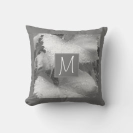 Zwart-wit foto van druivenbladeren Initiaal grijs Kussen