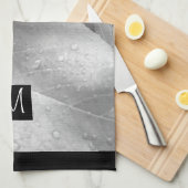 Zwart-wit foto van druivenbladeren Initiaal grijs Theedoek (Quarter Fold)