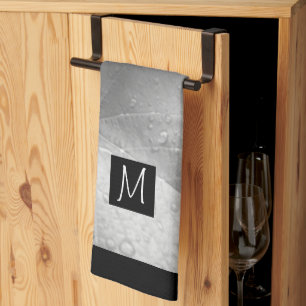 Zwart-wit foto van druivenbladeren Initiaal grijs Theedoek