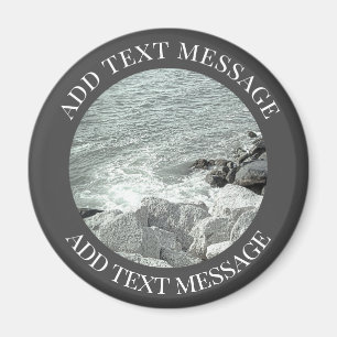 Zwart-wit Foto van een Rocky Ocean Shore Magneet