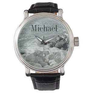 Zwart-wit Foto van een Rocky Ocean Shore Name Horloge