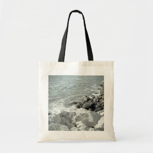 Zwart-wit Foto van een Rocky Ocean Shore Tote Bag