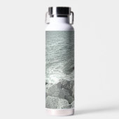 Zwart-wit Foto van een Rocky Ocean Shore Waterfles (Voorkant)