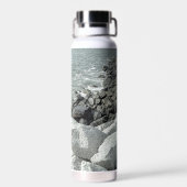 Zwart-wit Foto van een Rocky Ocean Shore Waterfles (Achterkant)