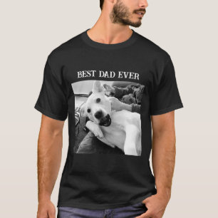 Zwart-wit foto van hond die met papa speelt t-shirt