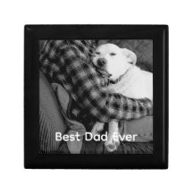 Zwart-wit foto van hond knuffelen met papa