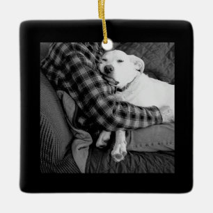 Zwart-wit foto van hond knuffelen met papa keramisch ornament