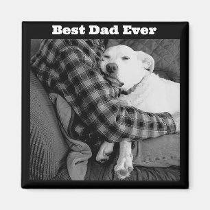 Zwart-wit foto van hond knuffelen met papa magneet