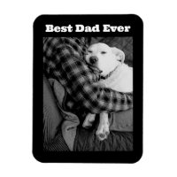 Zwart-wit foto van hond knuffelen met papa