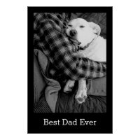 Zwart-wit foto van hond knuffelen met papa