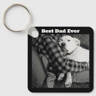 Zwart-wit foto van hond knuffelen met papa sleutelhanger