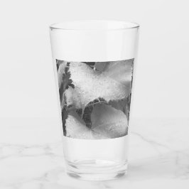 Zwart-wit foto van natte en dewy druivenbladeren glas