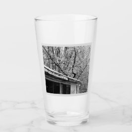 Zwart-wit foto van rustieke sneeuwwinter scène glas