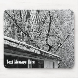 Zwart-wit foto van rustieke sneeuwwinter scène muismat
