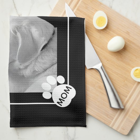 Zwart-wit foto van Schattige Dog Mom Paw Theedoek (Quarter Fold)