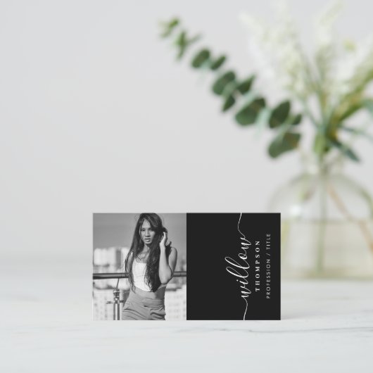 Zwart-wit fotominimalistisch script QR-code Visitekaartje (Staand voorkant)