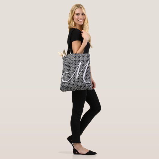 Zwart-wit Geometrisch Initiaal Monogram Draagtas (Op model)