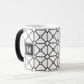 Zwart-wit geometrisch monogram magische mok (Voorkant links)