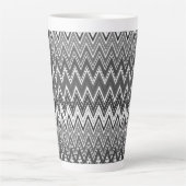 Zwart-wit geometrisch zigzagpatroon latte mok (Voorkant)
