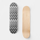 Zwart-wit geometrisch zigzagpatroon skateboard (Voorkant)