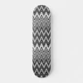 Zwart-wit geometrisch zigzagpatroon skateboard (Voorkant)