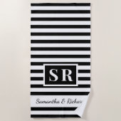 Zwart-wit gestreept monogram bruiloft paar strandlaken (Voorkant)