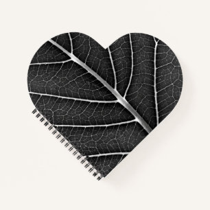 Zwart-wit gloeiend blad close-up notitieboek