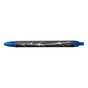 Zwart-wit gloeiend blad close-up zwarte inkt pen