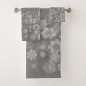 Zwart Wit Grijs Retro Bloemen Waterverf Patroon Bad Handdoek (Insitu)