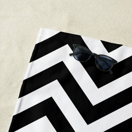 Zwart-wit Groot formaat Chevron Stripes Strandlaken (In situ)