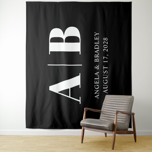 Zwart-wit grootletter bruiloftsmonogram wandkleed (In situ)