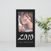 Zwart-wit Grundge stijl afstudeeruitnodiging (Staand voorkant)