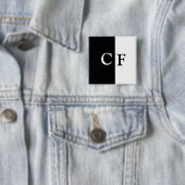 Zwart-wit helften aangepaste initialen vierkante button 5,1 cm (In situ)