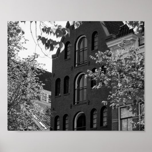 Zwart-wit historisch gebouw in Amsterdam Poster (Voorkant)