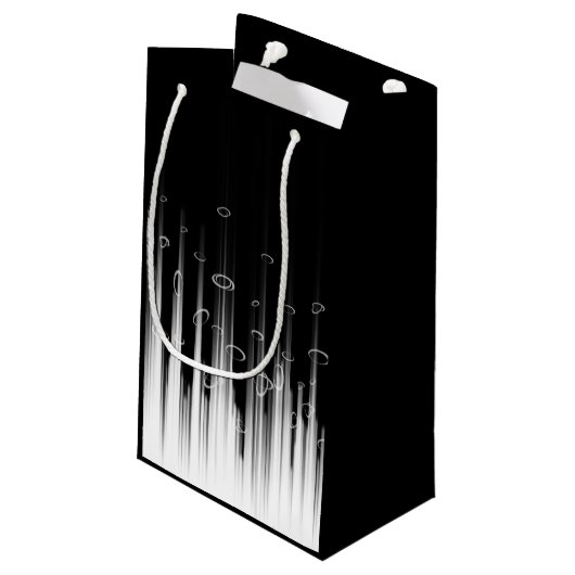 Zwart-wit hypnotische cirkelvormige lijn strepen k klein cadeauzakje (Achterkant Gekanteld)