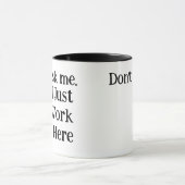 Zwart & Wit | Ik werk hier gewoon grappig Mok (Midden)