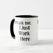Zwart & Wit | Ik werk hier gewoon grappig Mok (Voorkant links)