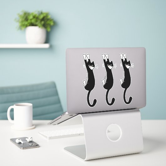 Zwart-wit katje ingeschakeld | Funny Tuxedo Cat Sticker (Laptop op bureau)