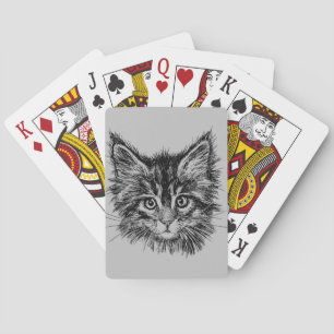 Zwart-wit kitten gezicht op grijs pokerkaarten