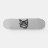 Zwart-wit kitten gezicht op grijs skateboard (Horizontaal)