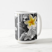 Zwart wit met één gele frangipani, koffie-Mok Koffiemok (Voorkant rechts)