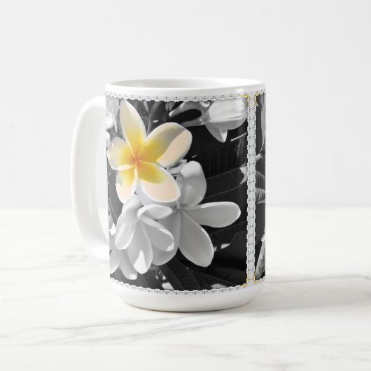 Zwart wit met één gele frangipani, koffie-Mok Koffiemok (Voorkant links)