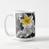 Zwart wit met één gele frangipani, koffie-Mok Koffiemok (Links)