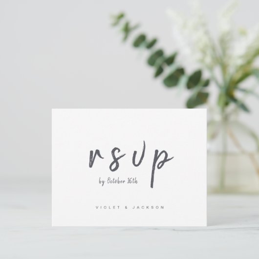 Zwart-wit minimalistisch script bruiloft RSVP Uitnodiging Briefkaart (Staand voorkant)