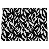 Zwart-wit modern gebladerte groot cadeauzakje (Voorkant)